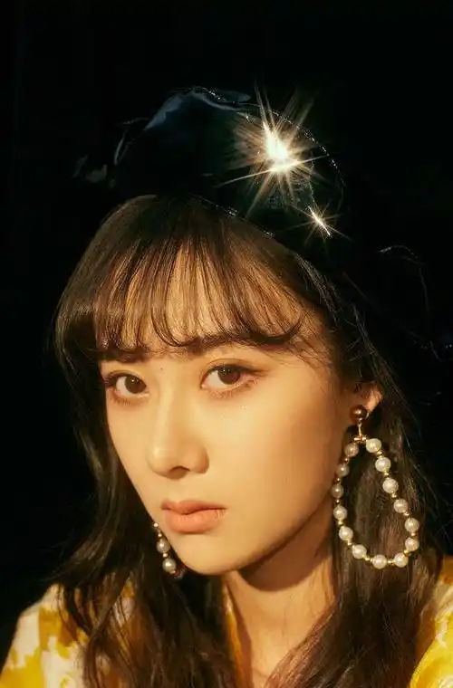 曹曦月戴黑色贝雷帽穿直筒牛仔裤配泡泡袖衬衣美成复古少女