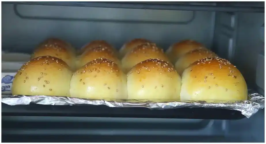 用这种方法烤制出来的家庭面包松软拉丝,内部组织绵密湿润,外皮不干不