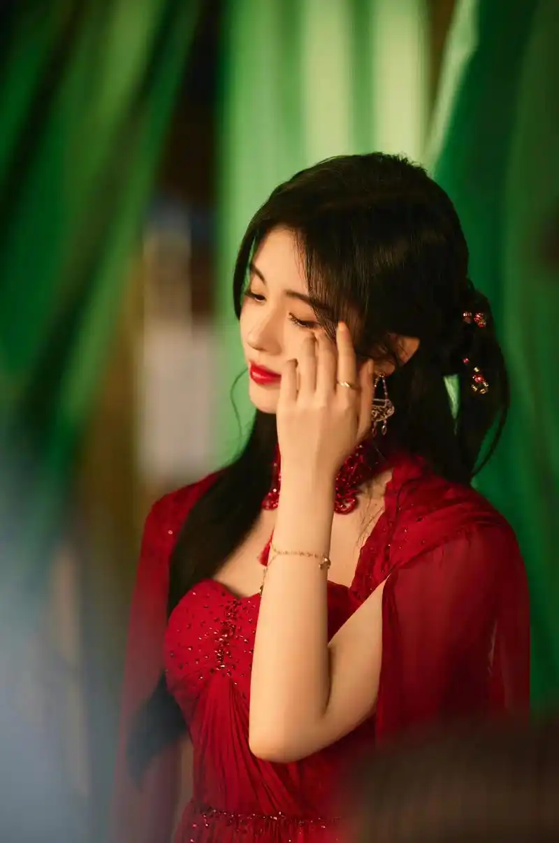 被鞠婧祎的国风造型美到了!穿一身中国红斗篷长裙,优雅又惊艳