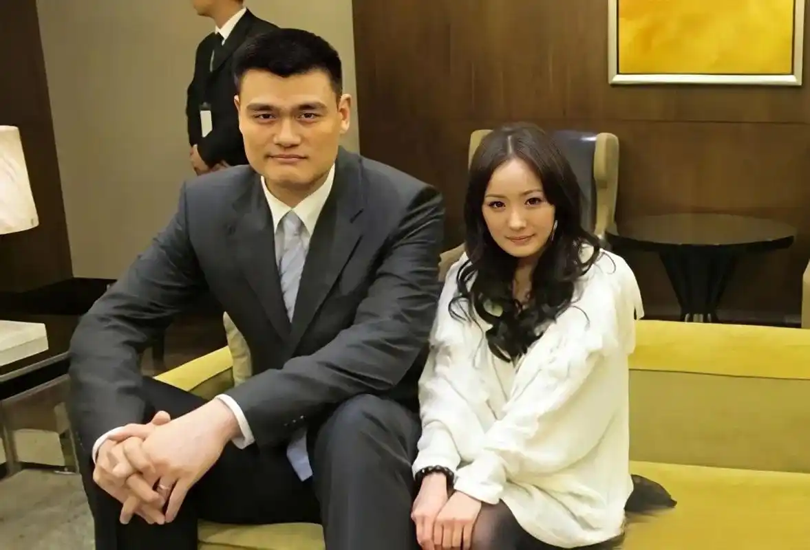 当杨幂和姚明坐在一起,身高168的杨幂显得小鸟依人,娇小可人,毕竟小