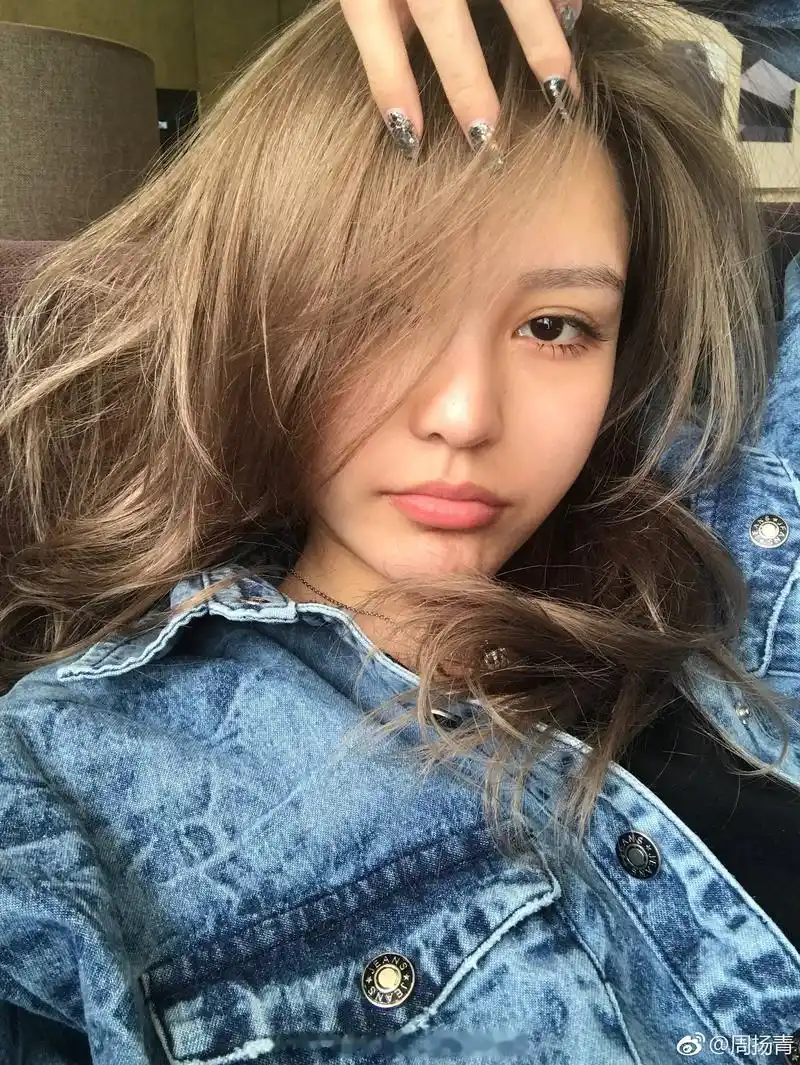 周扬青素颜罗志祥女友周扬青晒素颜回应网友疑问,这素颜睫毛也敲长啊