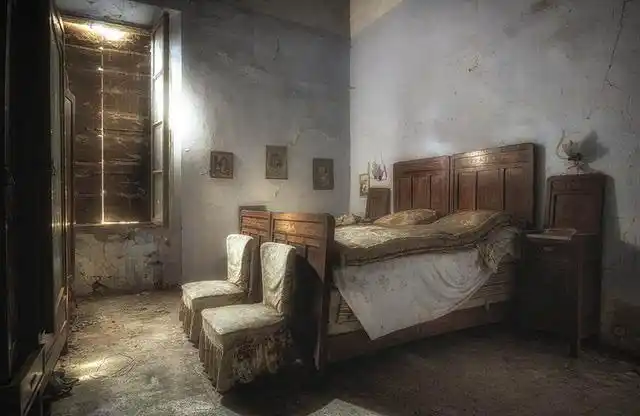 探秘欧洲废弃城堡 荒僻阴森如鬼宅(高清组图)