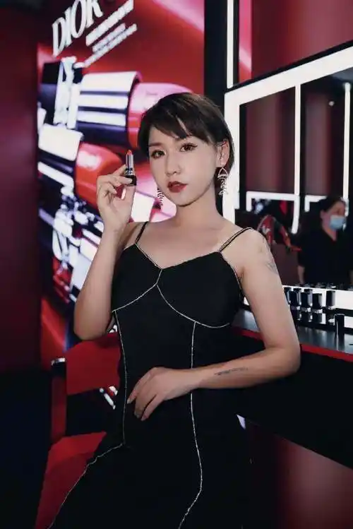 现场黑红色系彰显气质高贵,除了众多网红还有"口红一哥"李佳琦以及