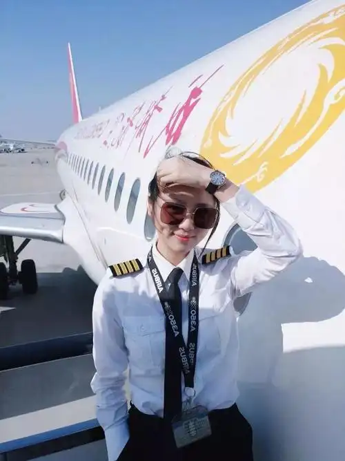 全球最年轻女机长90后中国女孩伍倩玉