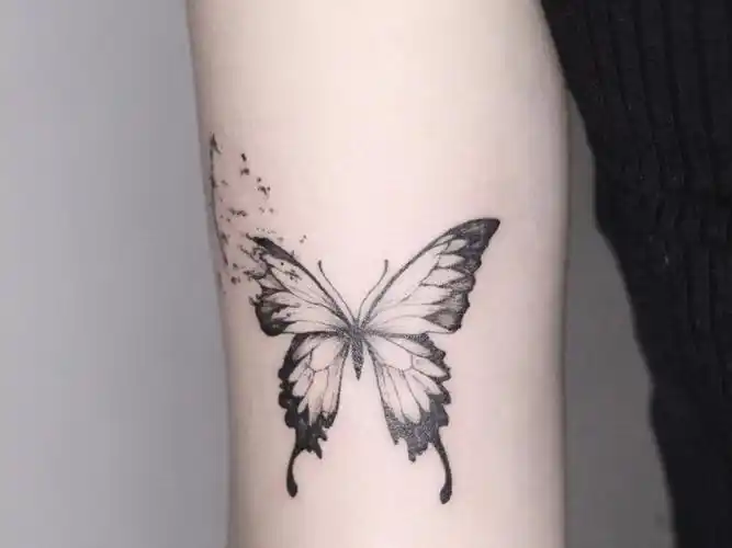 已到店,欢迎骚扰.#适合女生的纹身图案推荐 #黑灰纹身 #小清新纹身