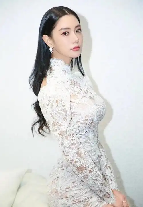 克拉拉原名李成敏,凭借着出色的外貌在韩国网络广受欢迎,事业也蒸蒸日