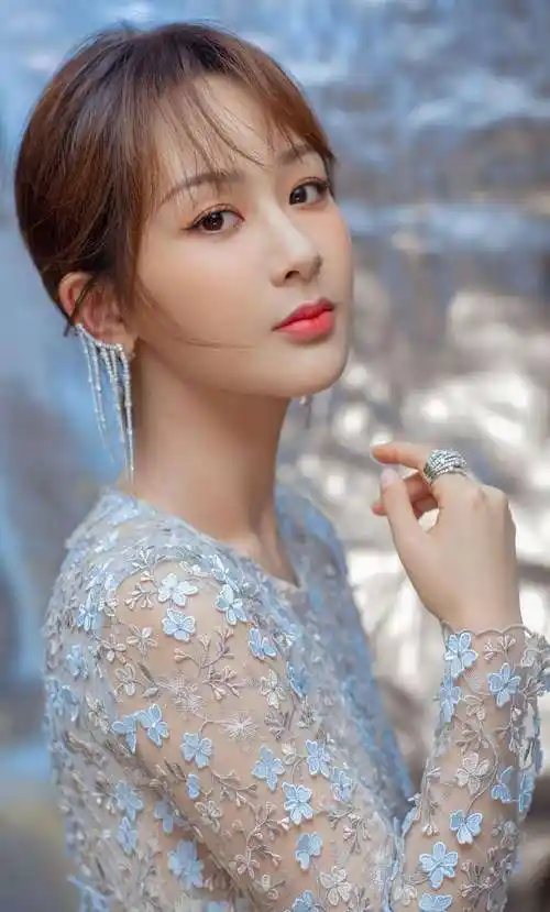 杨紫年末连夺3大奖关于金鹰女神网友分析概率本身就很小