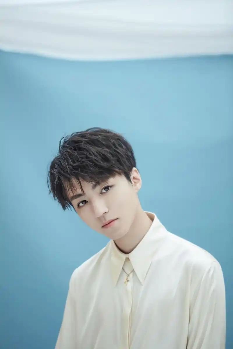 1/ 6 搜狐娱乐讯 9月10日,王俊凯工作室上传一组照片,照片中的他身穿