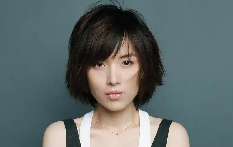 除了李佳精致的侧脸引人注意外,她手上闪亮的钻戒也相当吸睛,虽然戒指