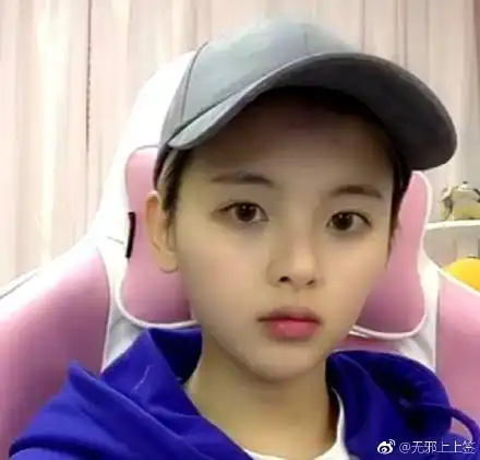 杨超越学生时代旧照曝光 厚重刘海被侃"村花本花"