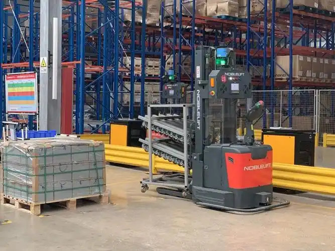 诺力生产的agv智能配送机器人.