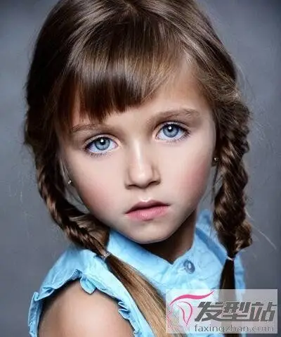 小女孩长发怎么梳好看 鱼骨辫时尚又甜美大方_发型站_最新流行发型