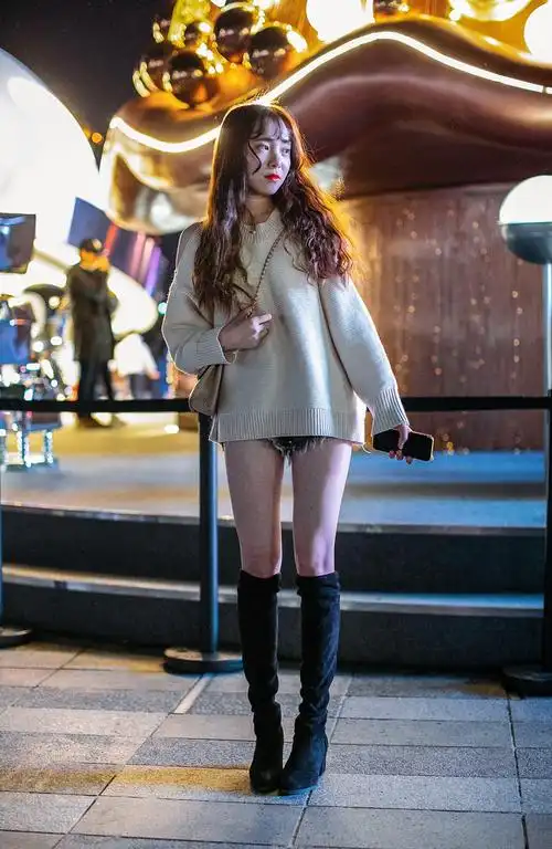 广州街拍针织衣长靴牛仔短裤