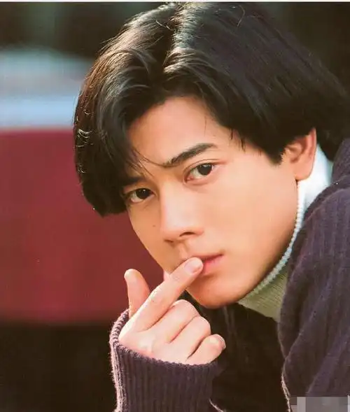 90年代初一直在引领中国男士发型潮流的重要人物,应该是郭富城,张国荣