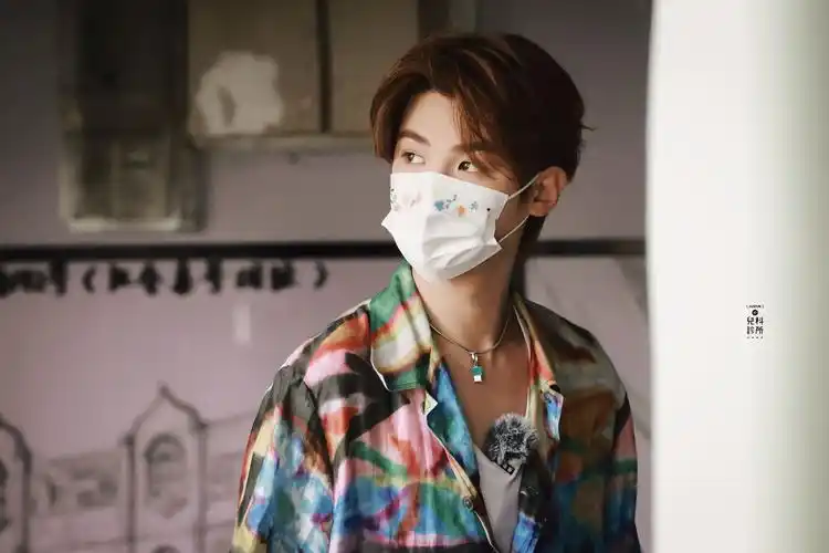 黄明昊花衬衫饭拍96 港风氛围感拉满