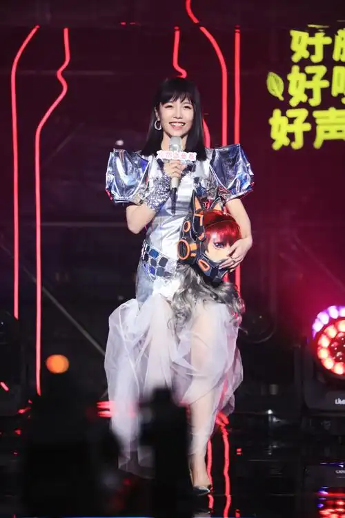 在第三季《蒙面唱将猜猜猜》第三期节目中,"穿马甲的星际少女"赵露时