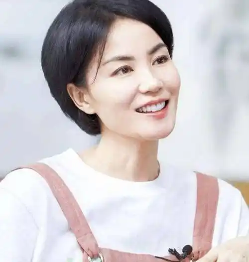 原创51岁王菲不服老素颜皮肤依旧紧致自曝26年护肤方法简单实用