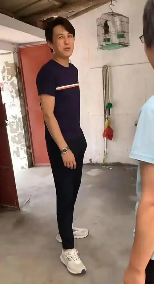 靳东回老家探亲毫无星架穿蓝t黑裤和邻居合影45岁帅成大男孩