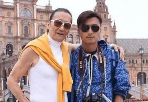 看谢贤和谢霆锋的合照,虽然父亲的年轻大了,看不不年轻,但是气质却比