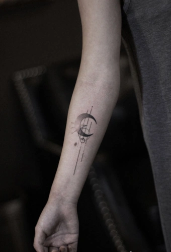 女生各部位月亮纹身图集给人无限的神秘感和想象空间22