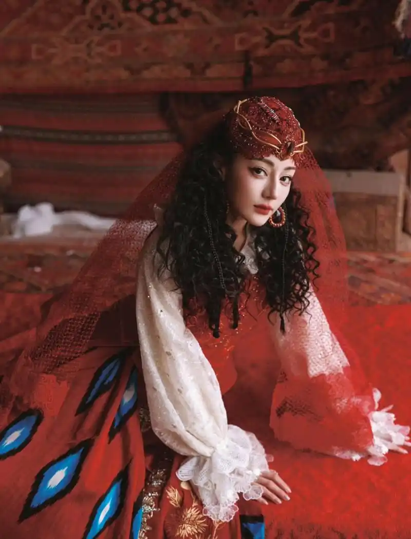 迪丽热巴 新疆的石榴花 迪丽热巴春晚造型,新疆的石榴花,在春晚新疆