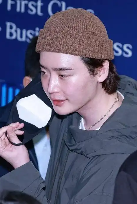 近日,韩国花美男李钟硕最新动态曝光,面部肿胀身材较之前发福不少