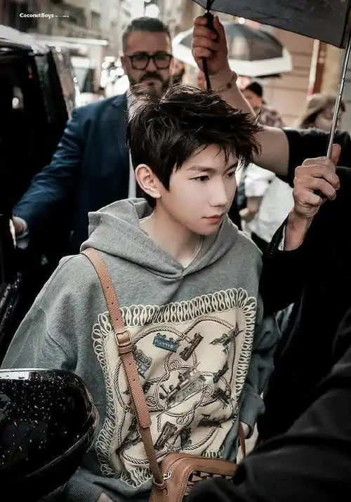 被曝和经纪人恋爱多年,时装周也可见端倪|绯闻|王俊凯|填词人|古典乐