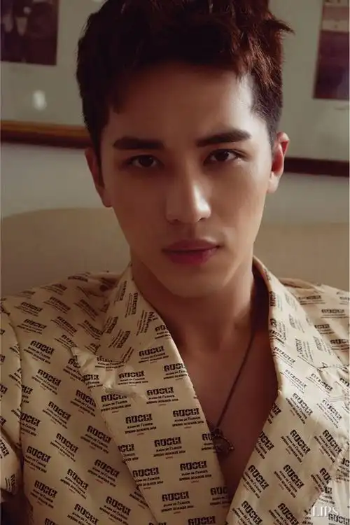 许魏洲登泰国杂志封面 眼神深邃展独特魅力-八卦绯闻-八卦田-杭州19楼