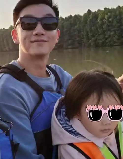 郑恺童年照小手一背谁都不爱##一路长大嘉宾阵容官宣##一路长大