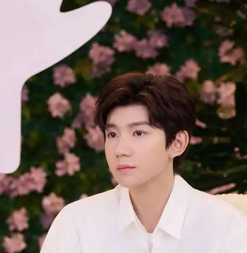 王源23岁生日,王俊凯易烊千玺深夜卡0点送祝福_音乐_发展_照片