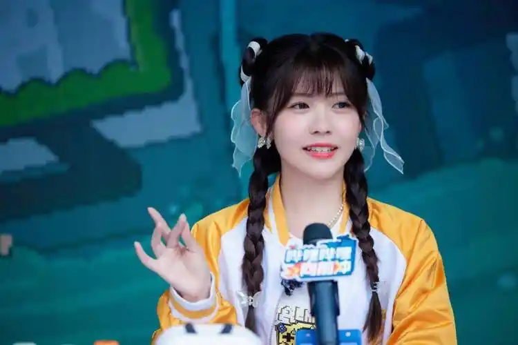 赖美云《哔哩哔哩向前冲》造型写真释出 扎双马尾麻花辫甜美减龄_写真