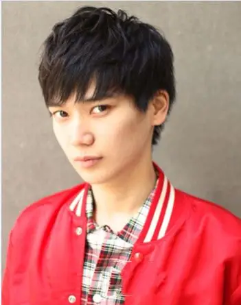 > 男生碎刘海发型 小清新耍帅必备发型 男生碎发一款自然的斜刘海男生