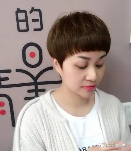 今年流行"无鬓角"短发