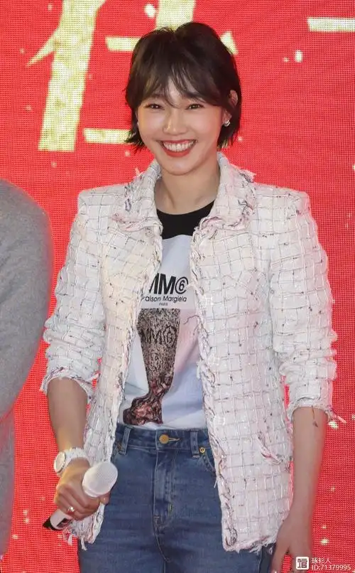 吴君如一身粉色显妖娆,李宇春包包扛肩更抢眼,最后谢霆锋都偷瞄