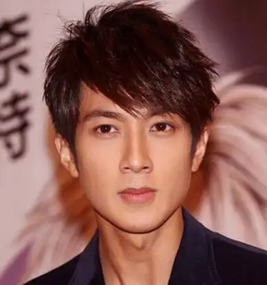 对于长脸帅哥可以尝试把斜刘海留长剪出斜分的造型,发顶更是尝试蓬松