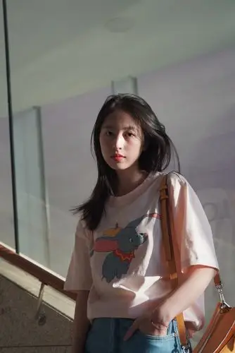 女演员周雨彤俏皮可爱时尚写真-搜狐大视野-搜狐新闻