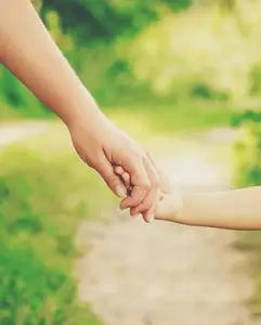 妈妈和小孩走楼梯妈妈和女儿手牵着手走在路上.照片