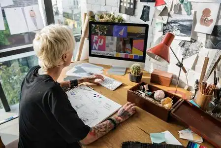 时装设计师在展厅工作照片