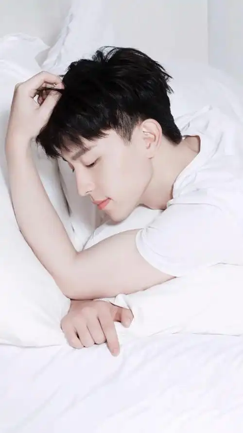 邓伦高清无水印图,邓伦清晰最新图片(无水印壁纸:我看你)