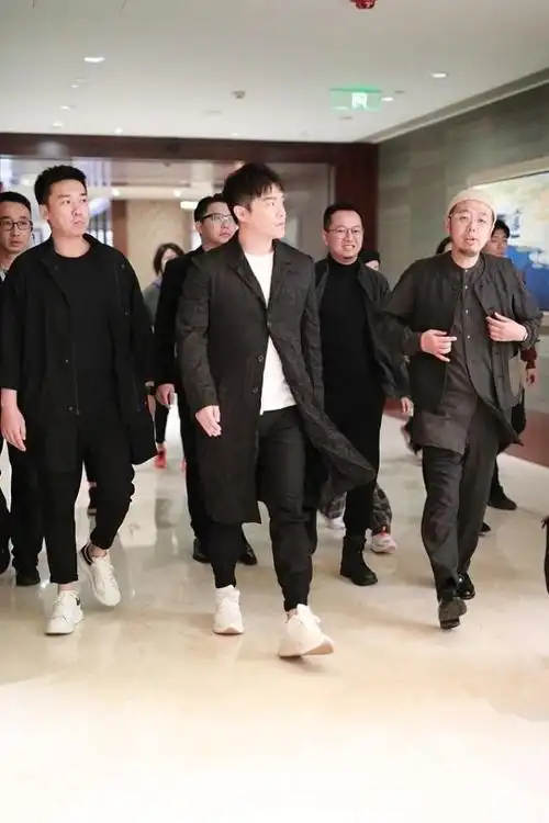 陈思诚还挺不拘小节的,衣服都起褶子了,仍然很自信的穿身上