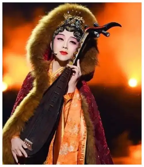 因"反串出名"的李玉刚,年近50岁再穿女装,比杨贵妃还娇俏