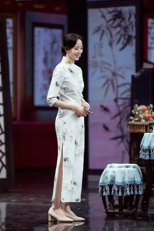 一件淡雅的旗袍,让我们的张钧甯更显温柔气质.