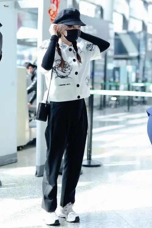 虞书欣今日份机场出发饭拍 白色玫瑰花泡泡袖上衣搭配麻花辫