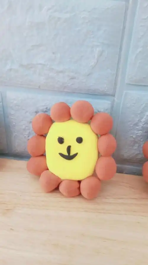 西曲学校幼儿园宝宝班轻黏土手工之《小狮子》