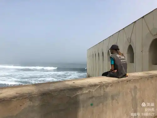 我拍照时,有一个人来静静地坐在这里看海发呆