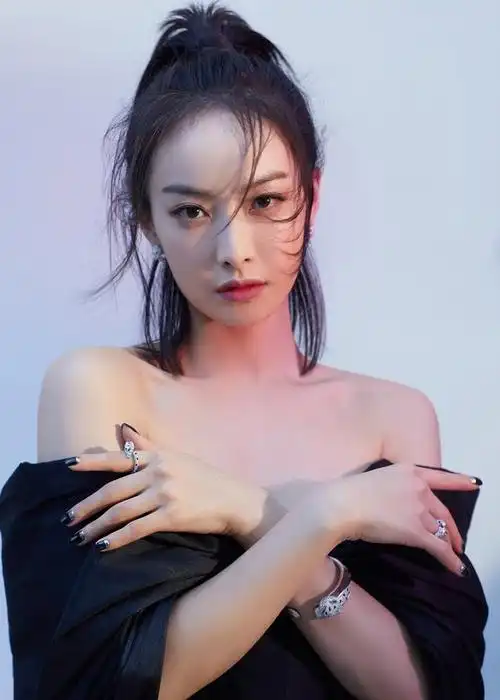 宋茜宫廷蓬袖波点裙出席盛典 高马尾诠释别样时尚型格