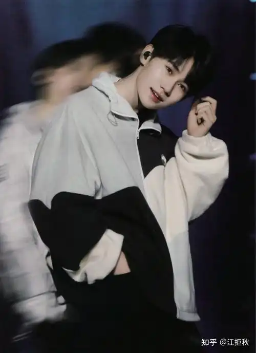 有没有张真源好看的图片有点get不到他的颜但是感觉他好温柔