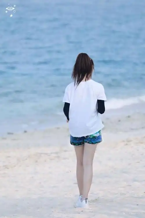 杨超越沙滩照显活力,活泼又可爱,花色短裤也是实力抢镜