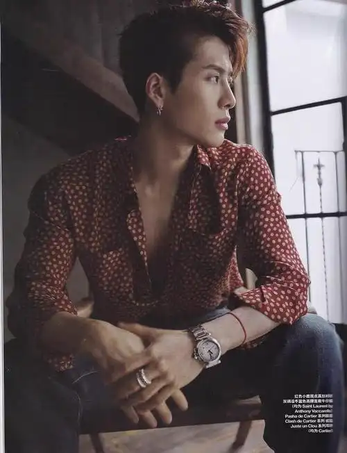 王嘉尔《红秀grazia》侧背发型封面大片,坚毅温柔,硬朗帅气