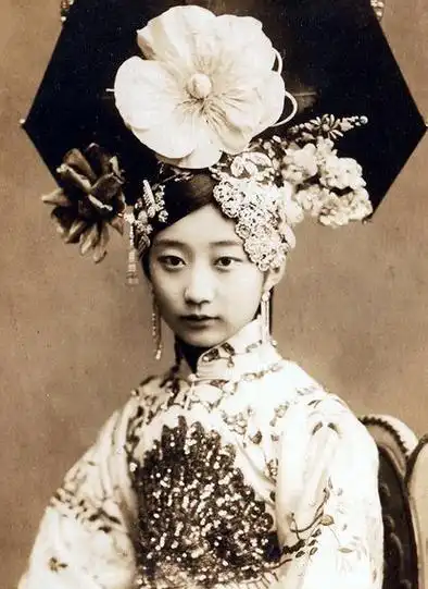 "清朝最美格格" 长大后身着旗.